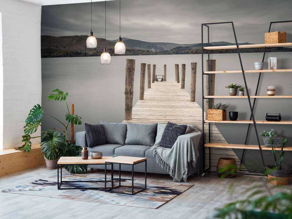 Steiger aan een rustig meer