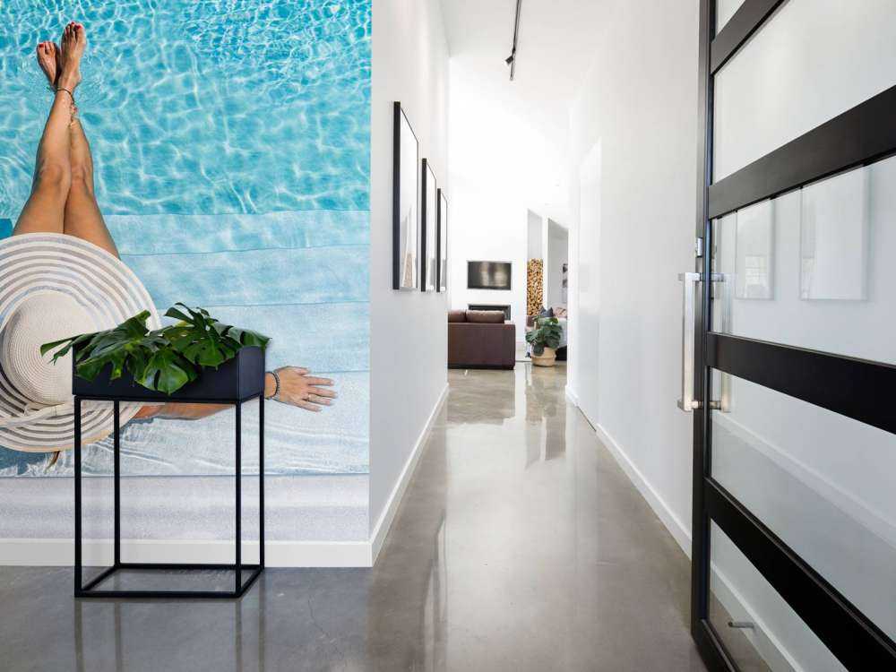 Vrouw bij het zwembad