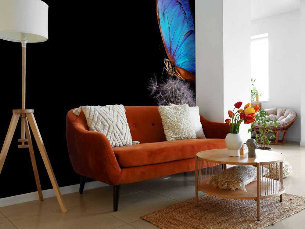 Blauwe vlinder op een paardenbloem