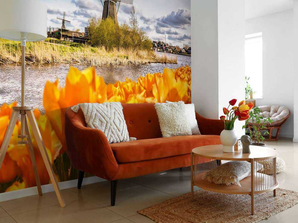 Hollandse molen met oranje tulpen op de voorgrond