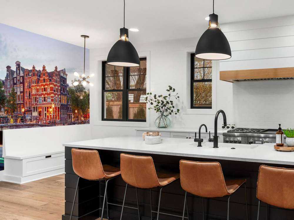 Amsterdamse grachtenpanden met boten op de voorgrond