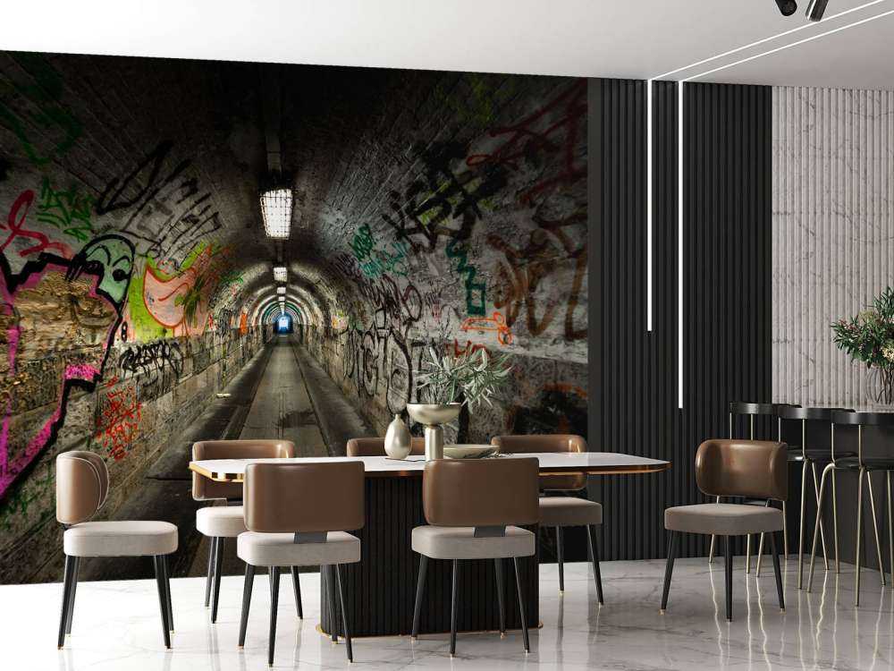 Lange ondergrondse tunnel met graffiti op de muren