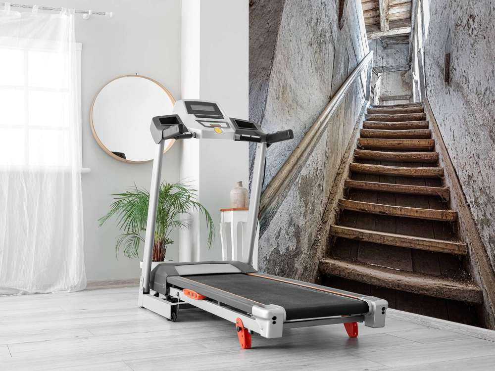 Oude trap in een verlaten huis