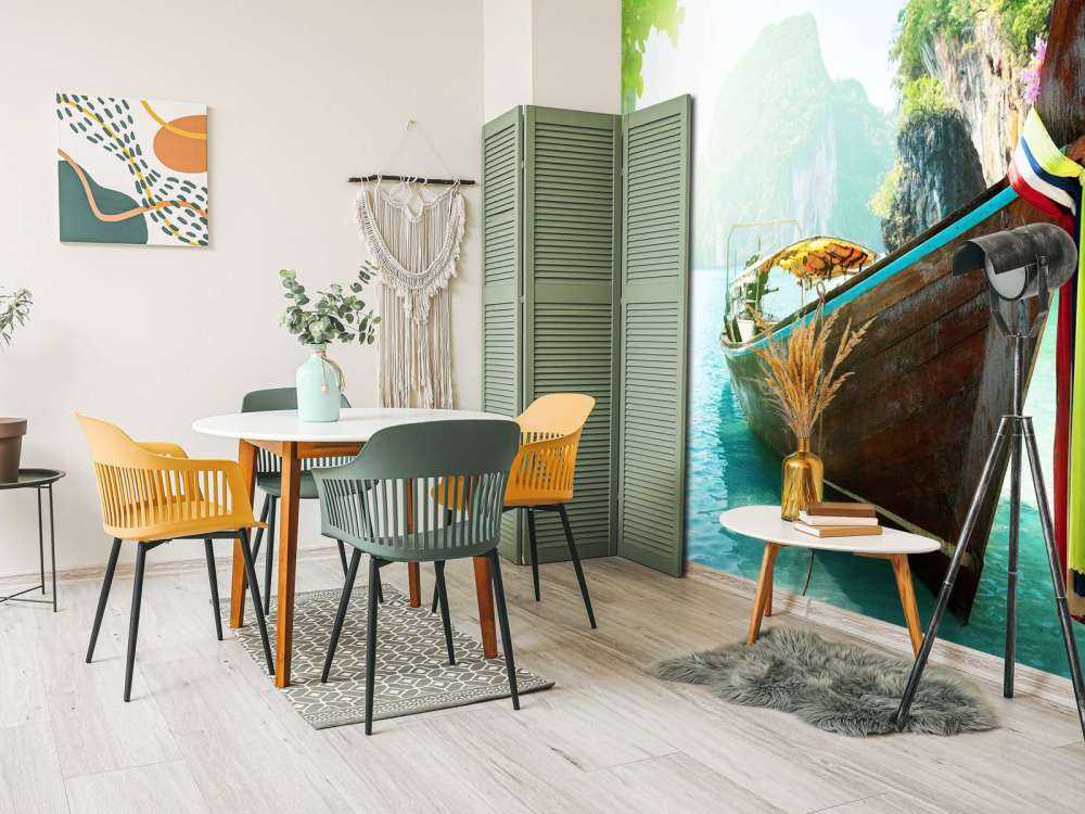 Thaise boot met eilanden op de achtergrond