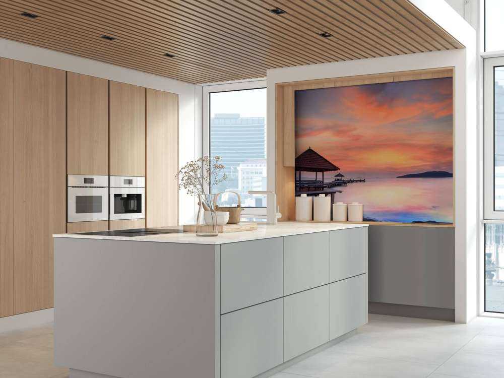 Zeesteiger boven kleurrijk water