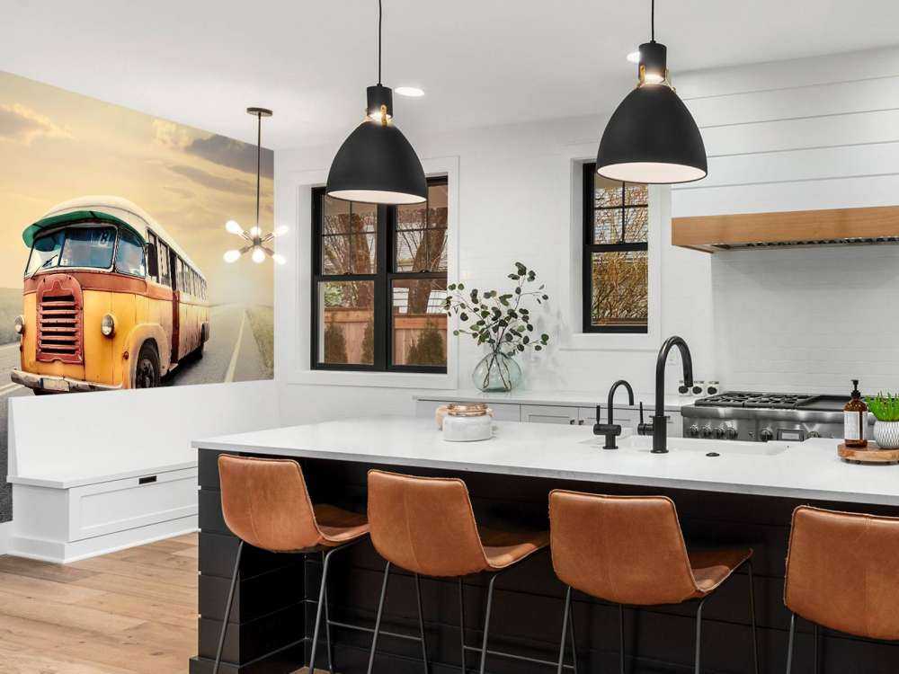 Bus op een verlaten weg