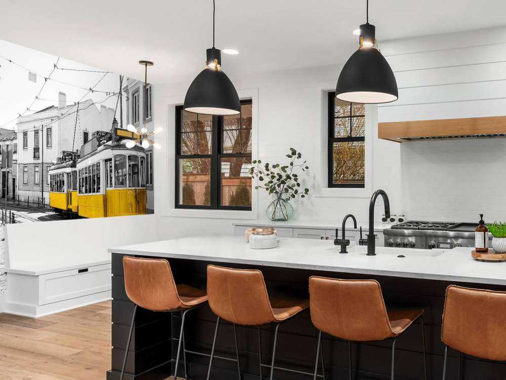 Gele tram in een zwart-wit straatje