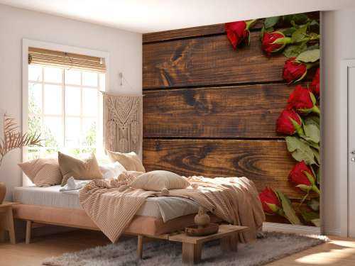Rode rozen op hout
