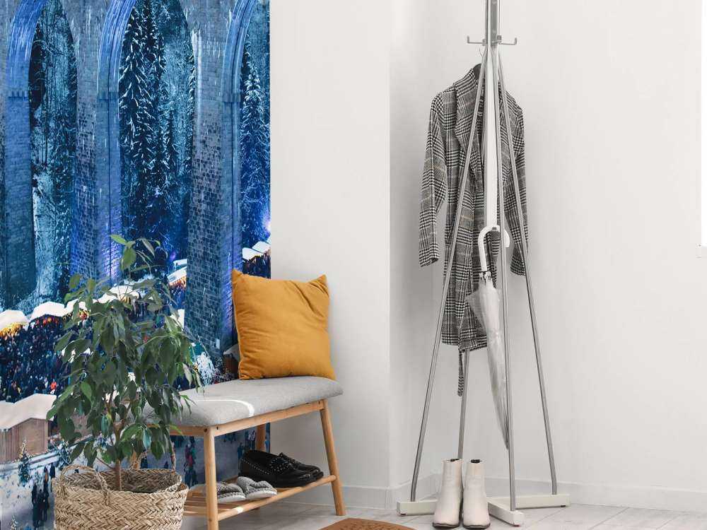 Rode trein boven een kerstmarkt