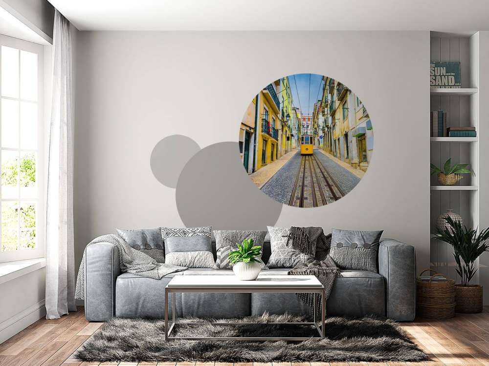 Tram door een straatje in Lissabon