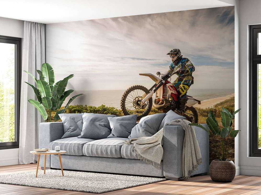 Crossmotor op een zandpad