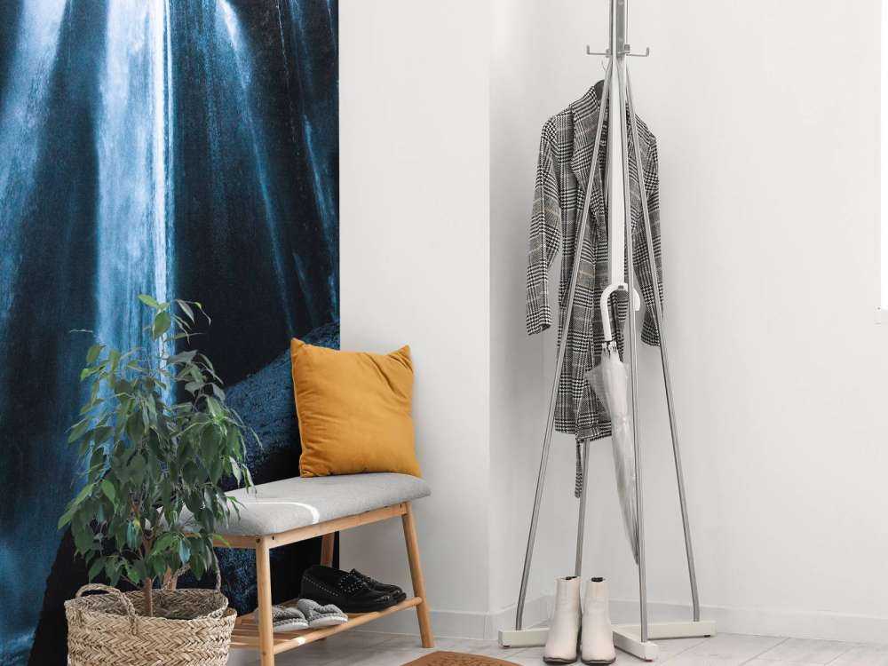 Waterval naar een donkere grot