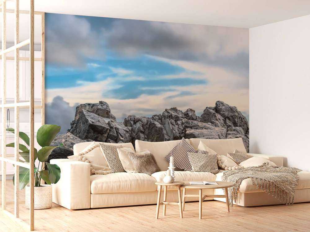 Rots onder mooie wolken