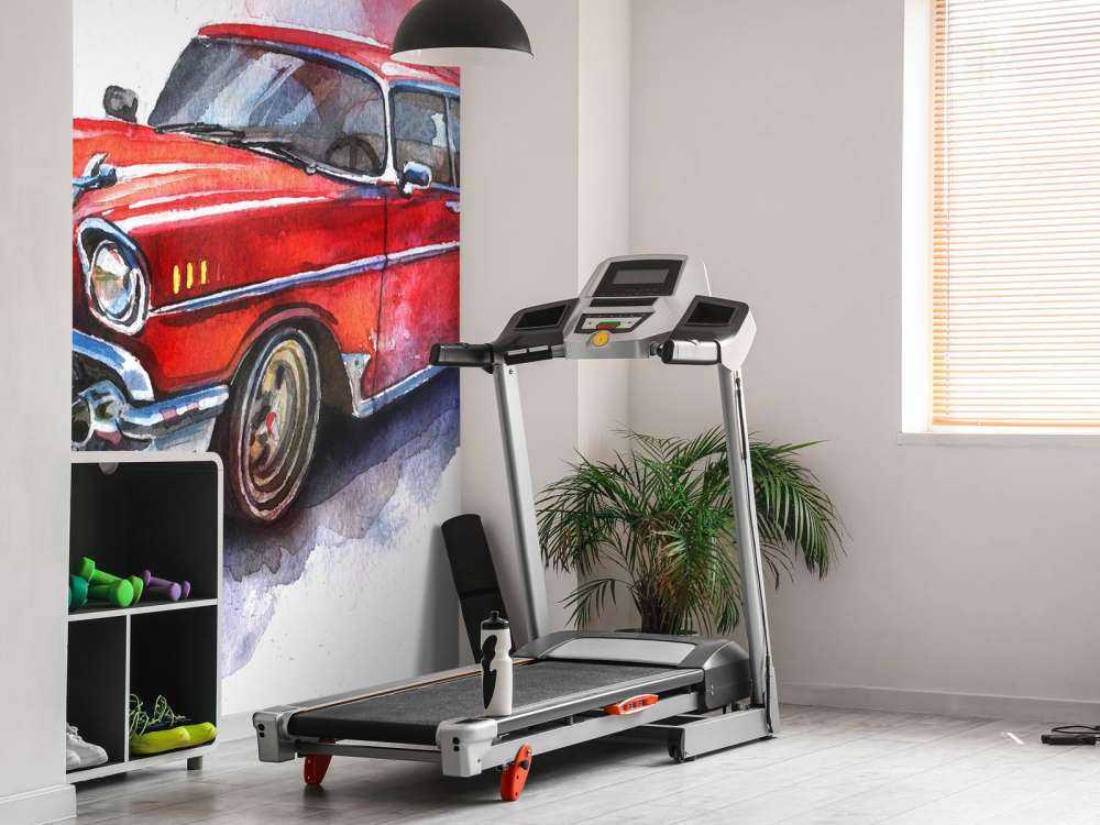 Aquarel van een rode ouderwetse auto