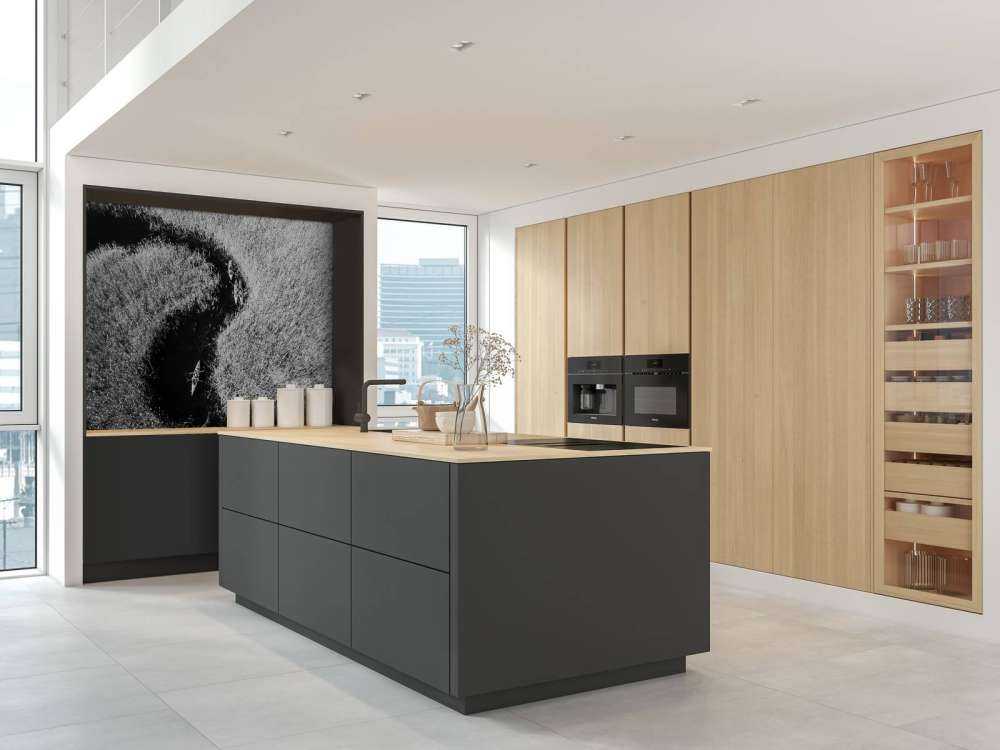 Kajaks in een rivier met riet