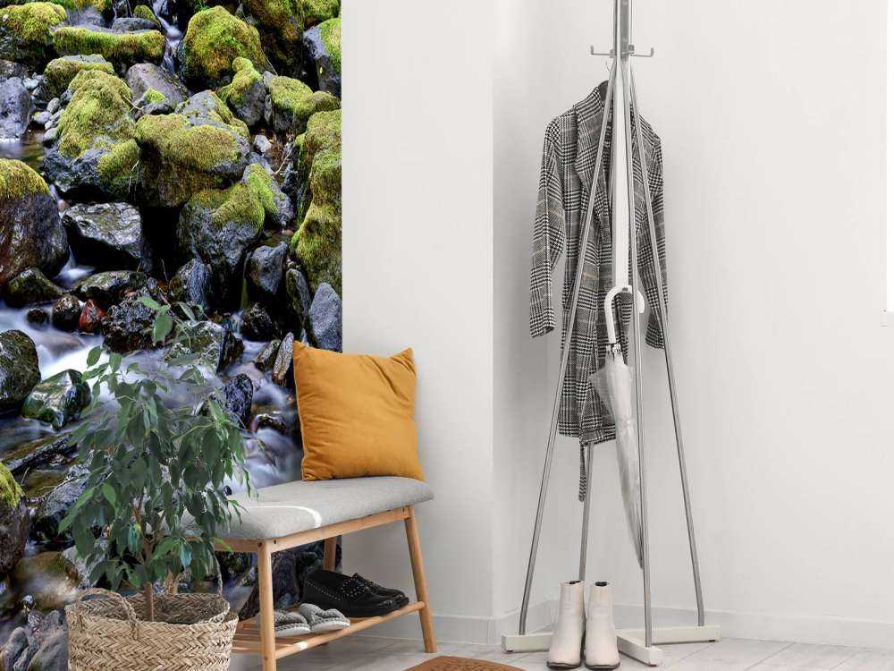 Stromend water met rotsblokken