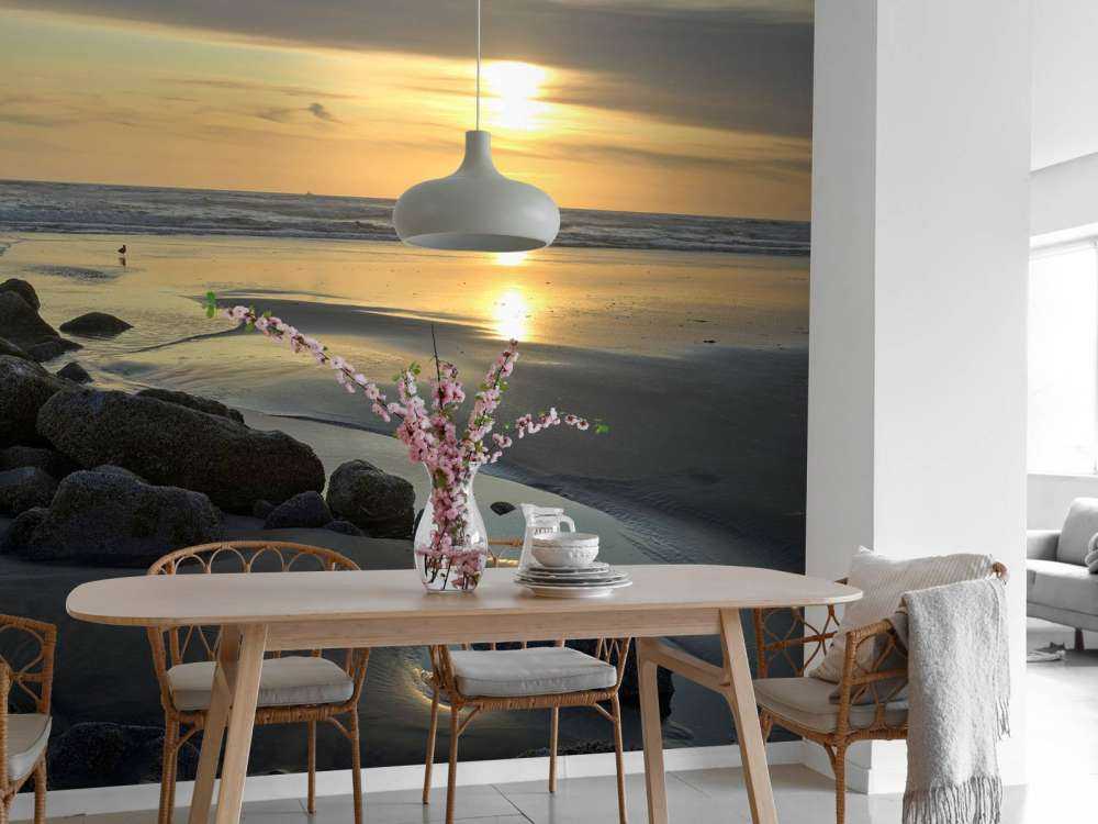 Zonsondergang bij een strand