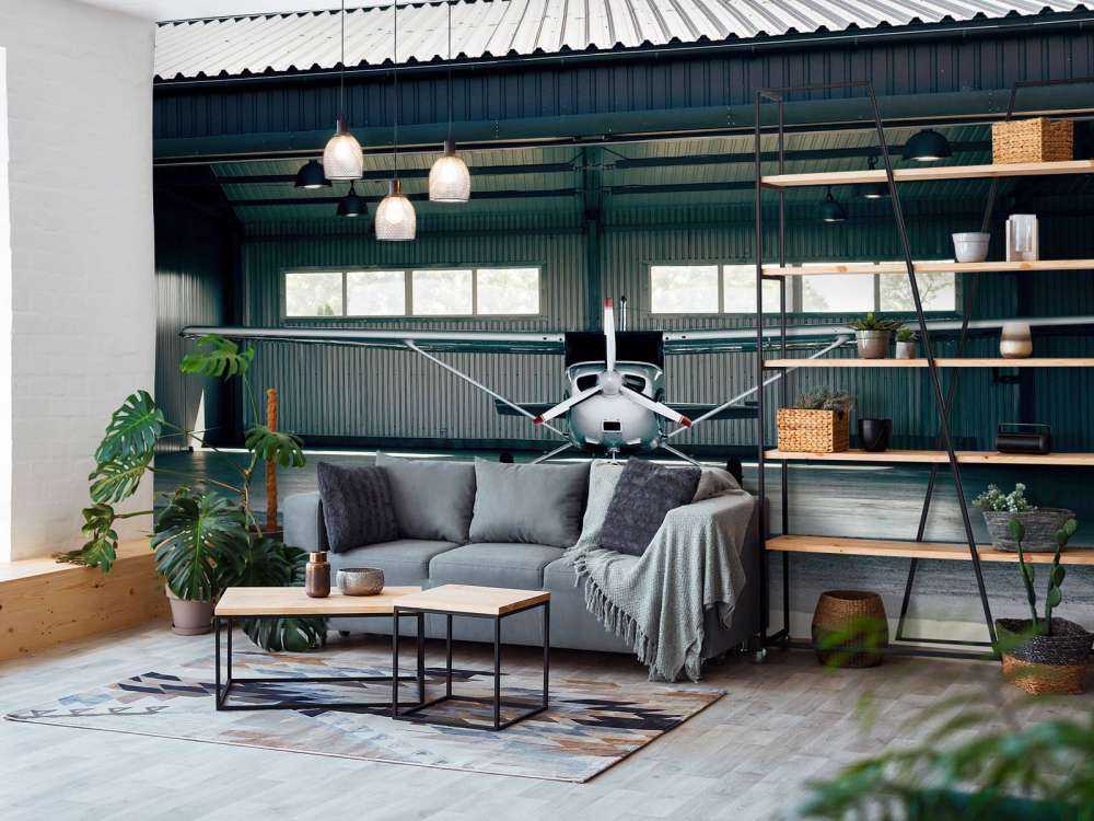 Vliegtuigje in hangar