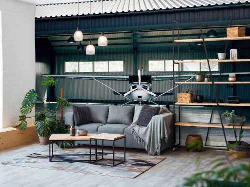 Vliegtuigje in hangar