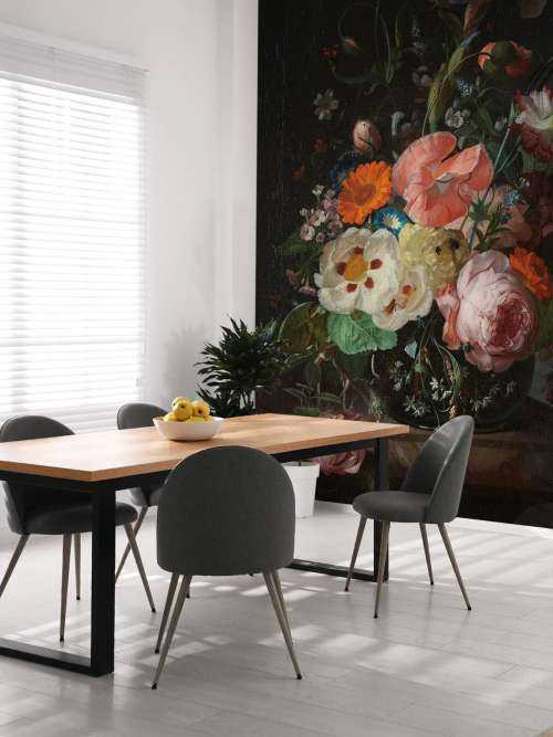 Stilleven met bloemen op een marmeren tafelblad