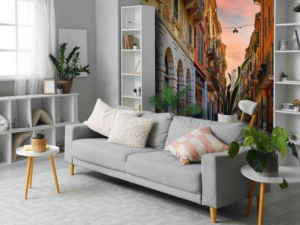 Winkelstraat bij zonskomst