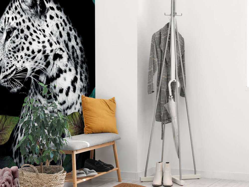 Luipaard tussen fluwelen bloemen