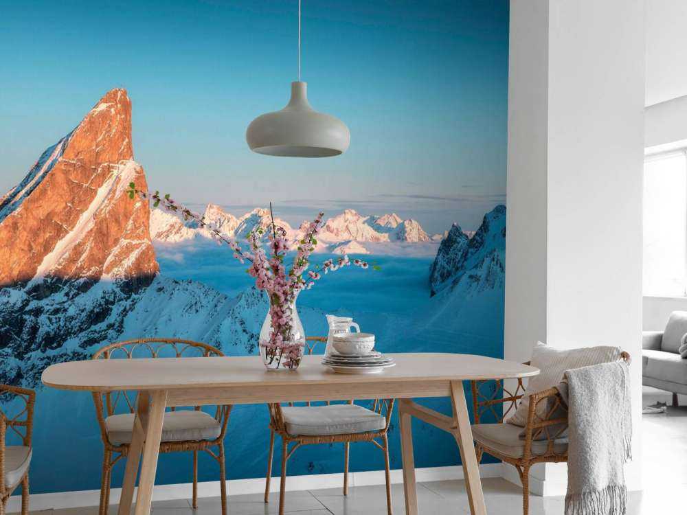 Ochtendlicht op besneeuwde bergkam