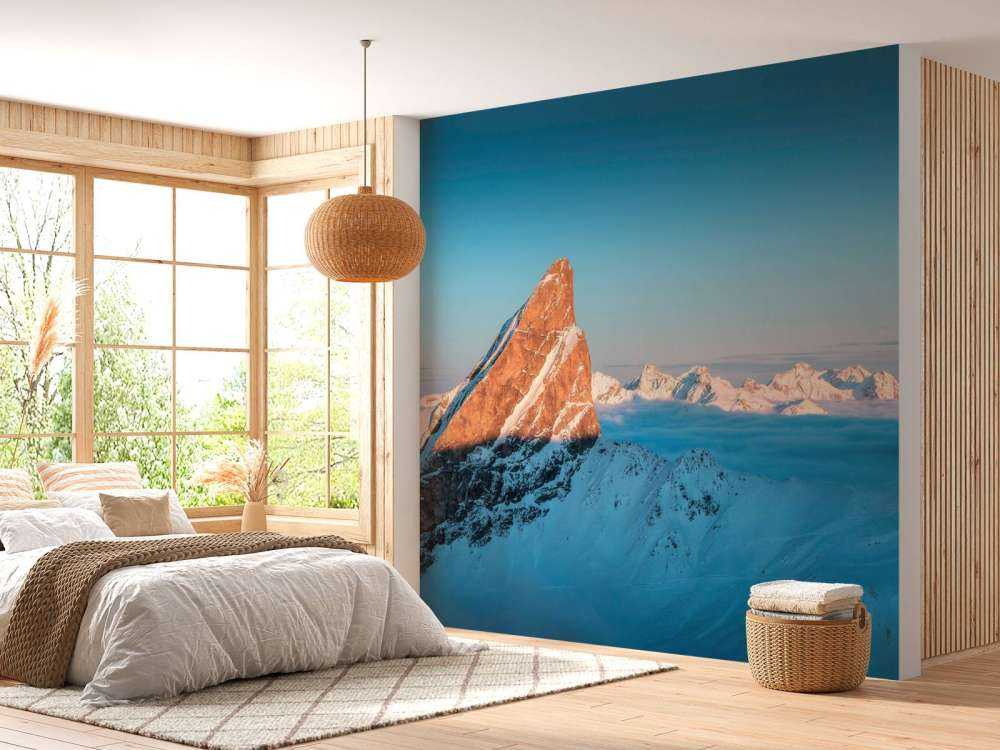 Ochtendlicht op besneeuwde bergkam