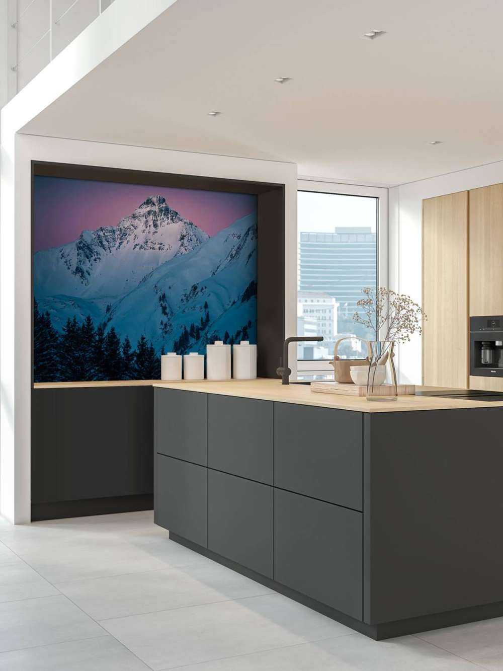 Besneeuwde bergtop bij sterrennacht