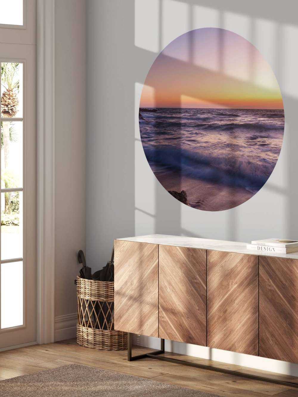 Maanlicht boven paarse branding bij zonsondergang