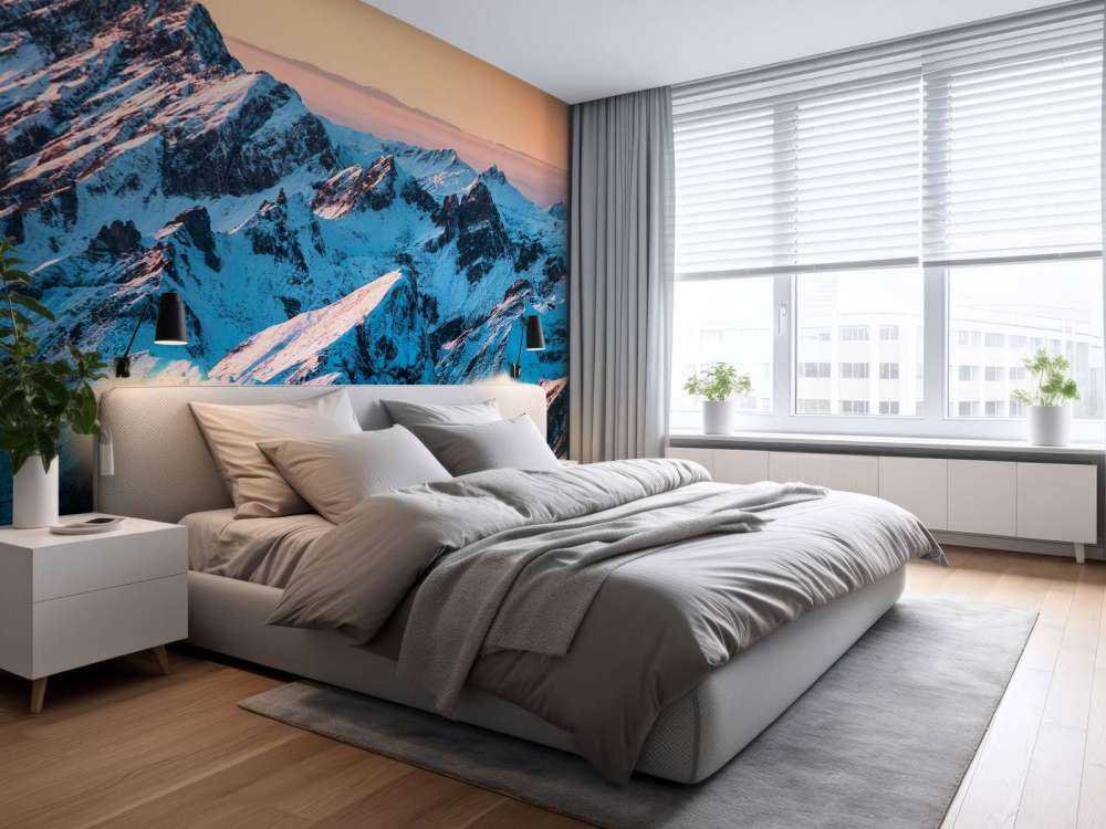 Zonsopkomst over besneeuwd bergmassief