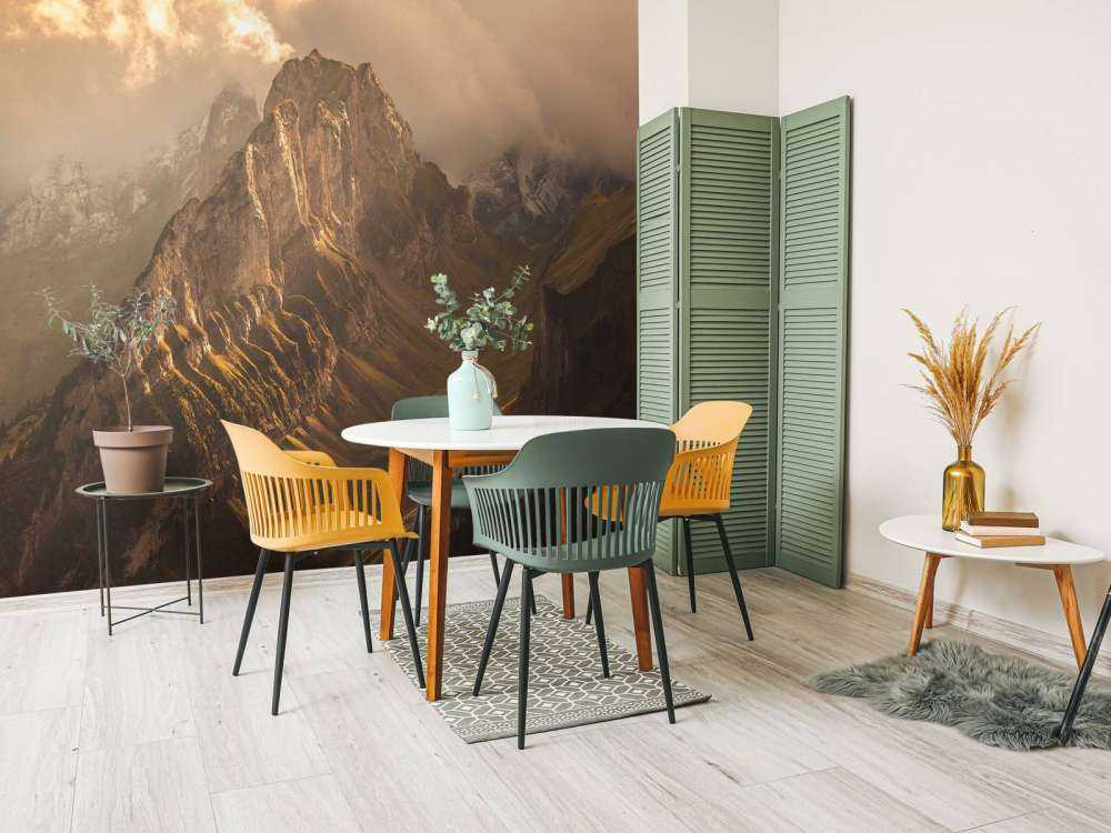 Gouden zonlicht op grillige bergkam