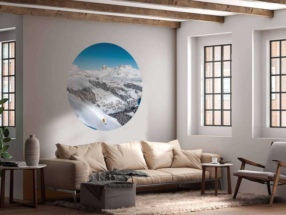 Afdaling boven alpendorp in sneeuw