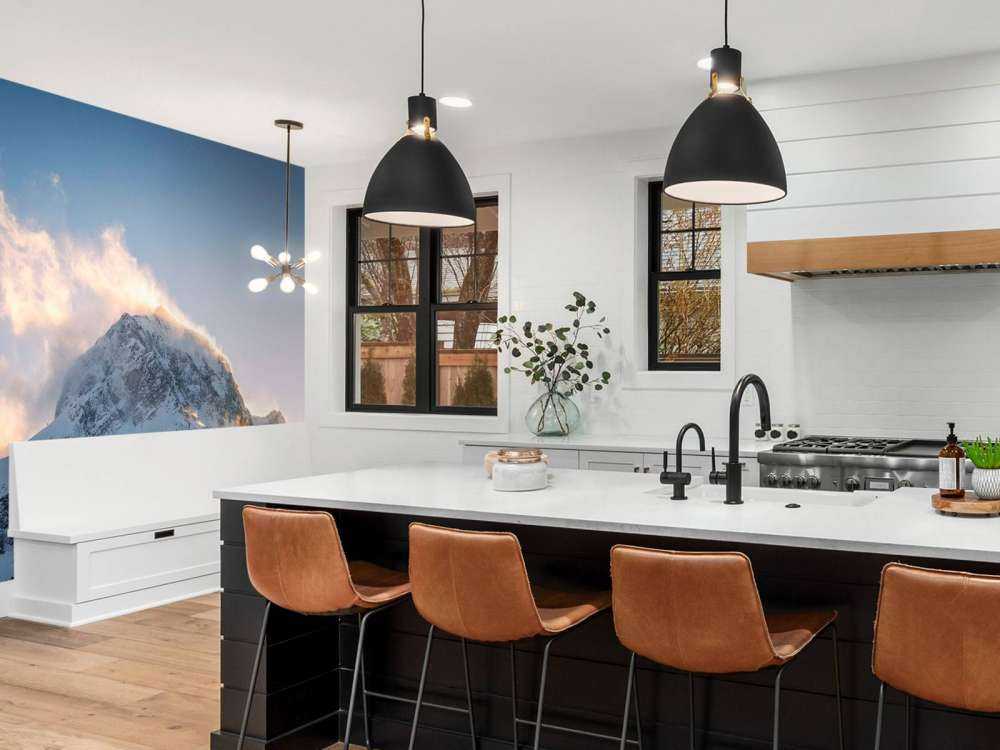 Bergtop in vurige ochtendgloed