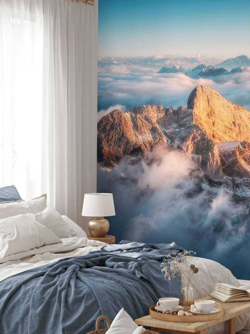 Gouden bergtop in ochtendmist