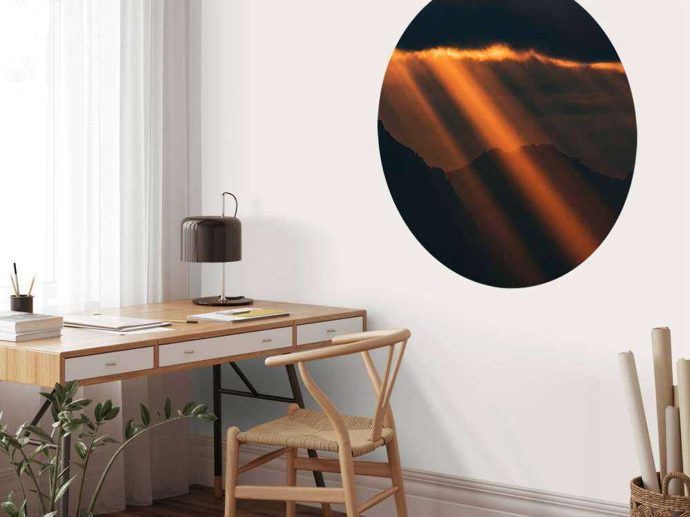 Gouden zonnestralen over bergsilhouet