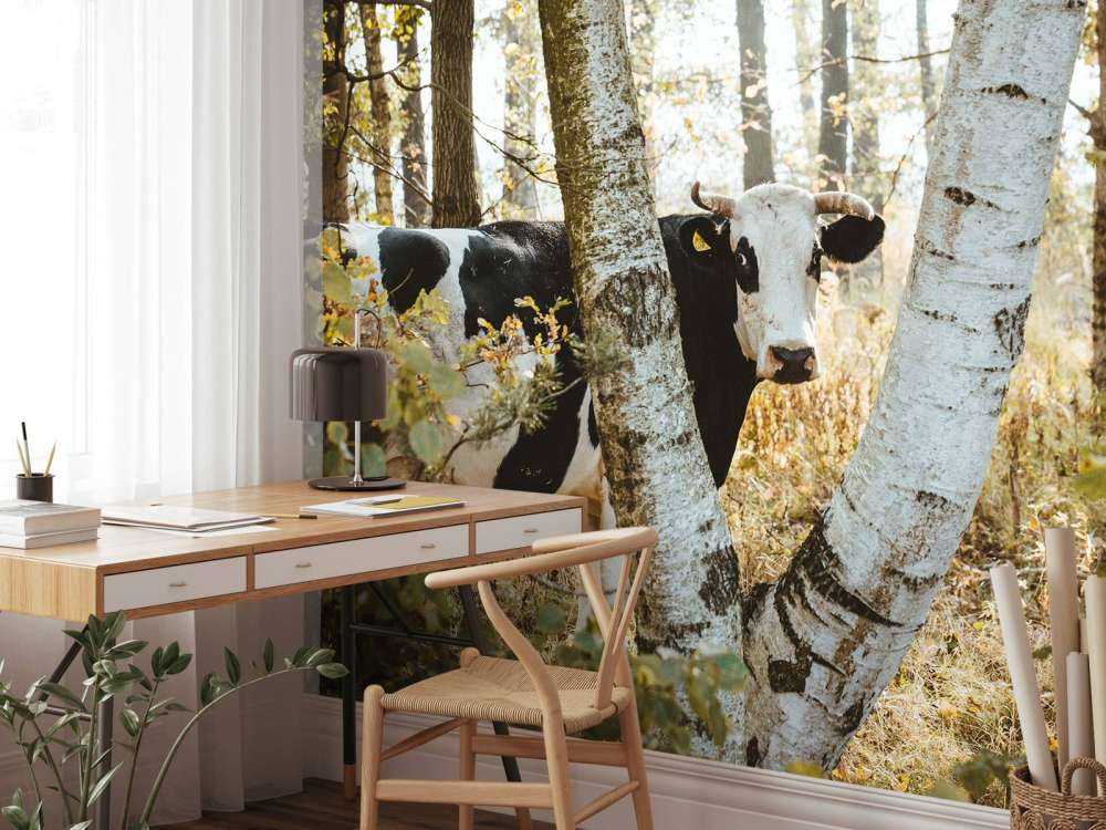 Nieuwsgierige Koe in het Woud