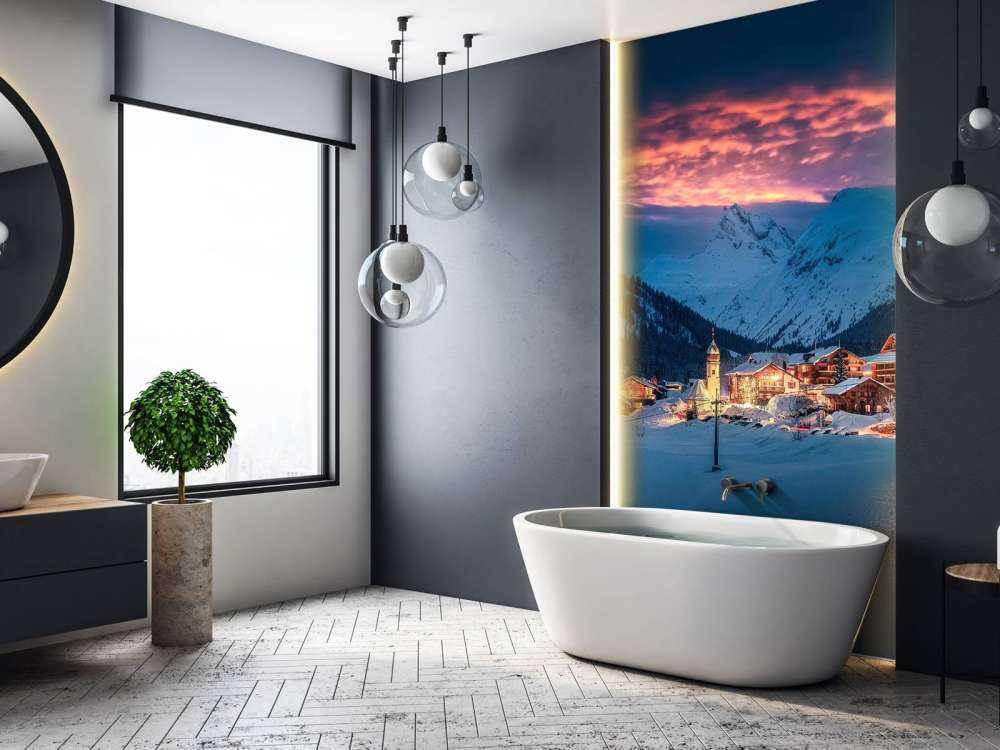 Avondlicht over bergdorp in de sneeuw