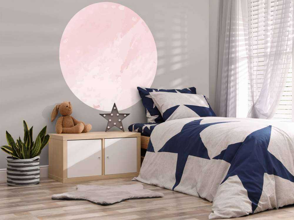 Poederroze verfsluier in lagen