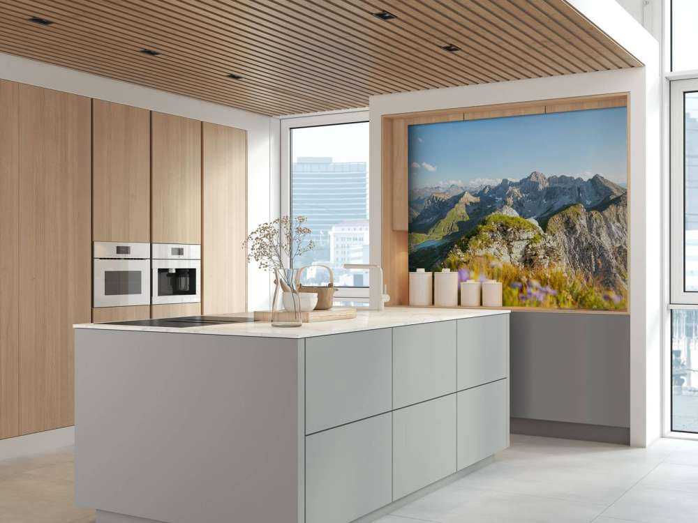 Zomerse alpentoppen met bloemen