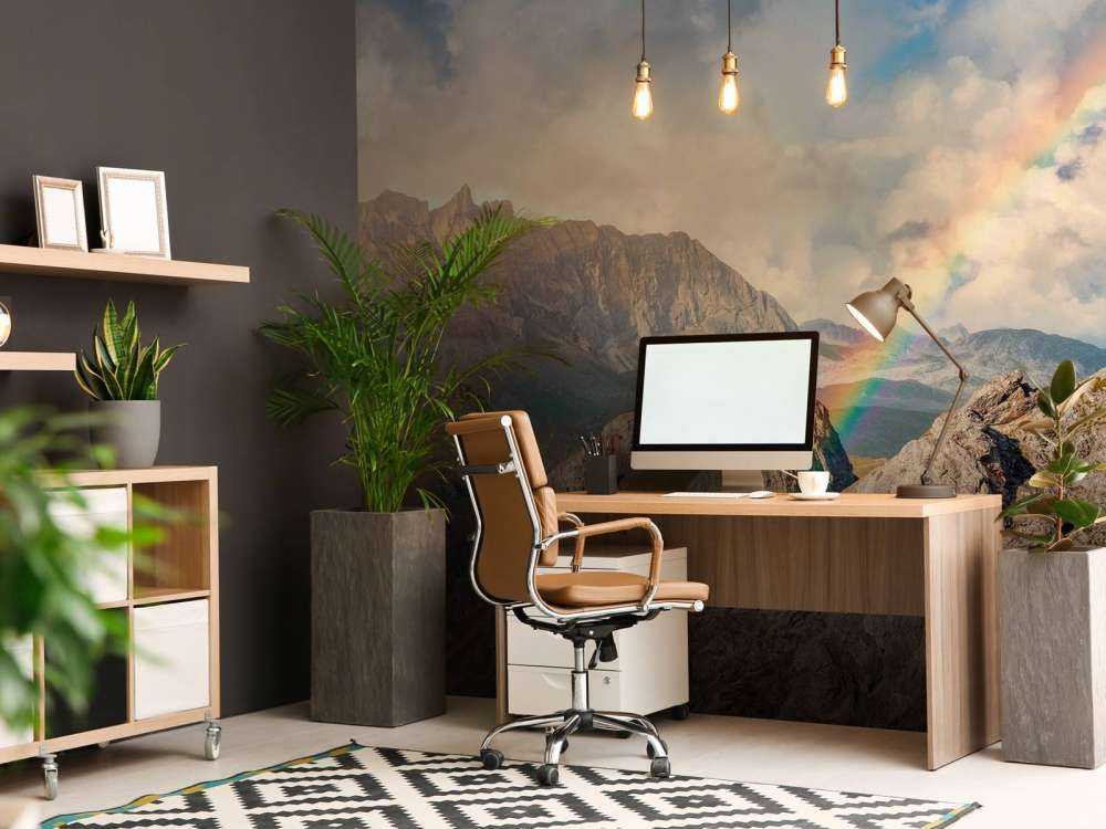 Regenbooglicht over ruige bergen