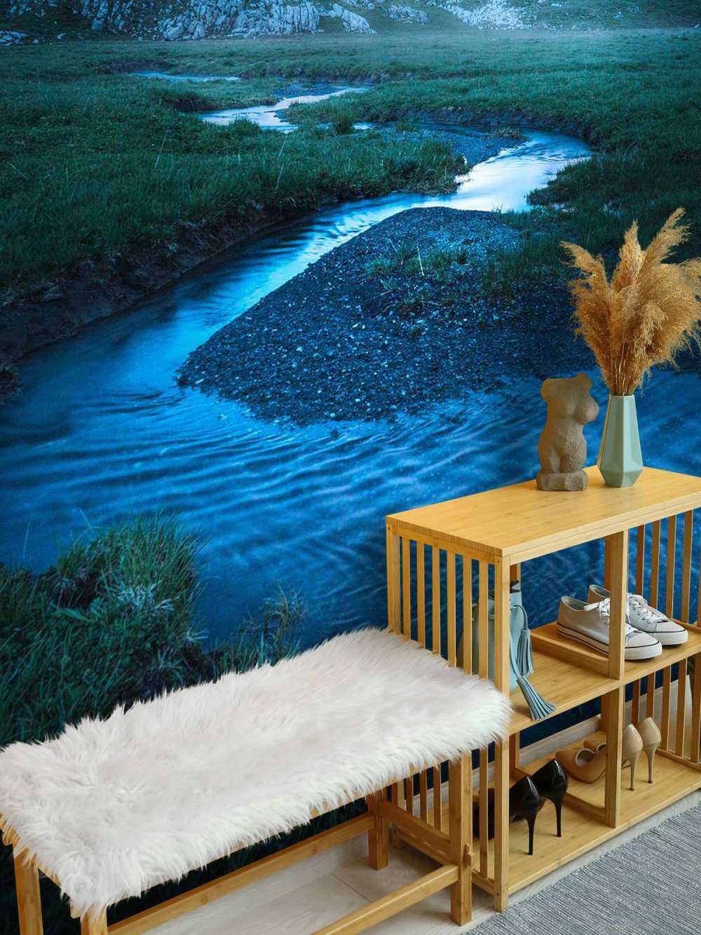 Bergbeek onder blauwe avondlucht