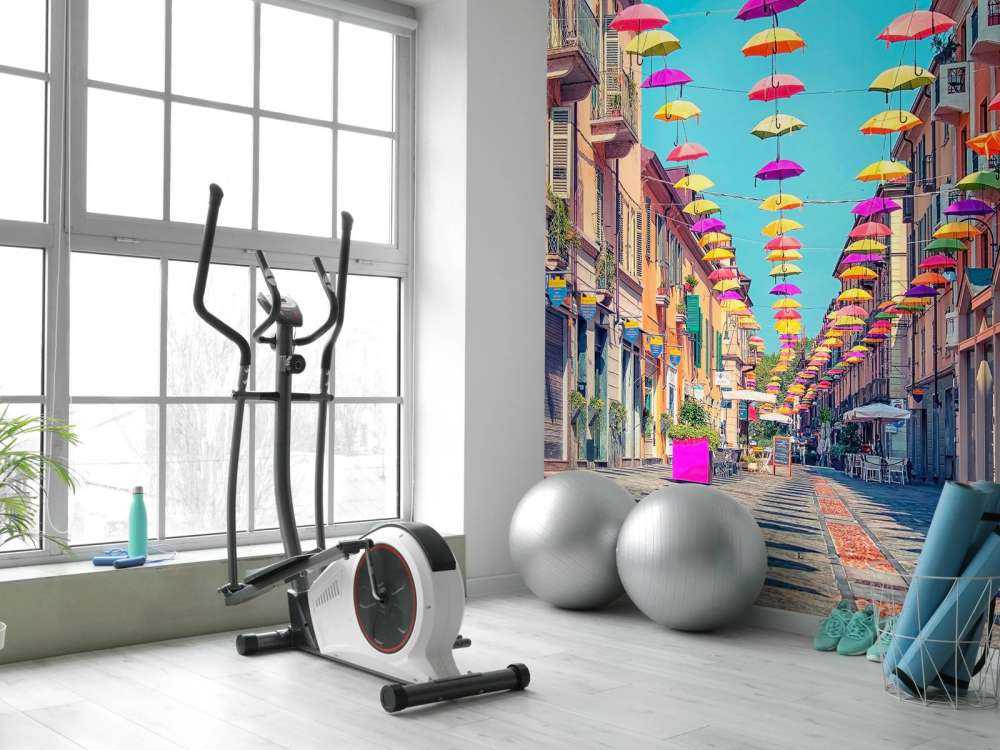 Vrolijke parasols boven zonnige straat