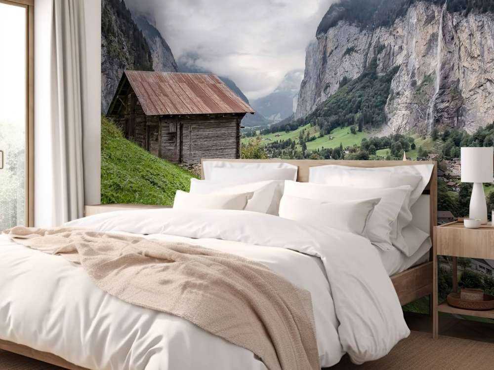 Bergvallei met houten berghut