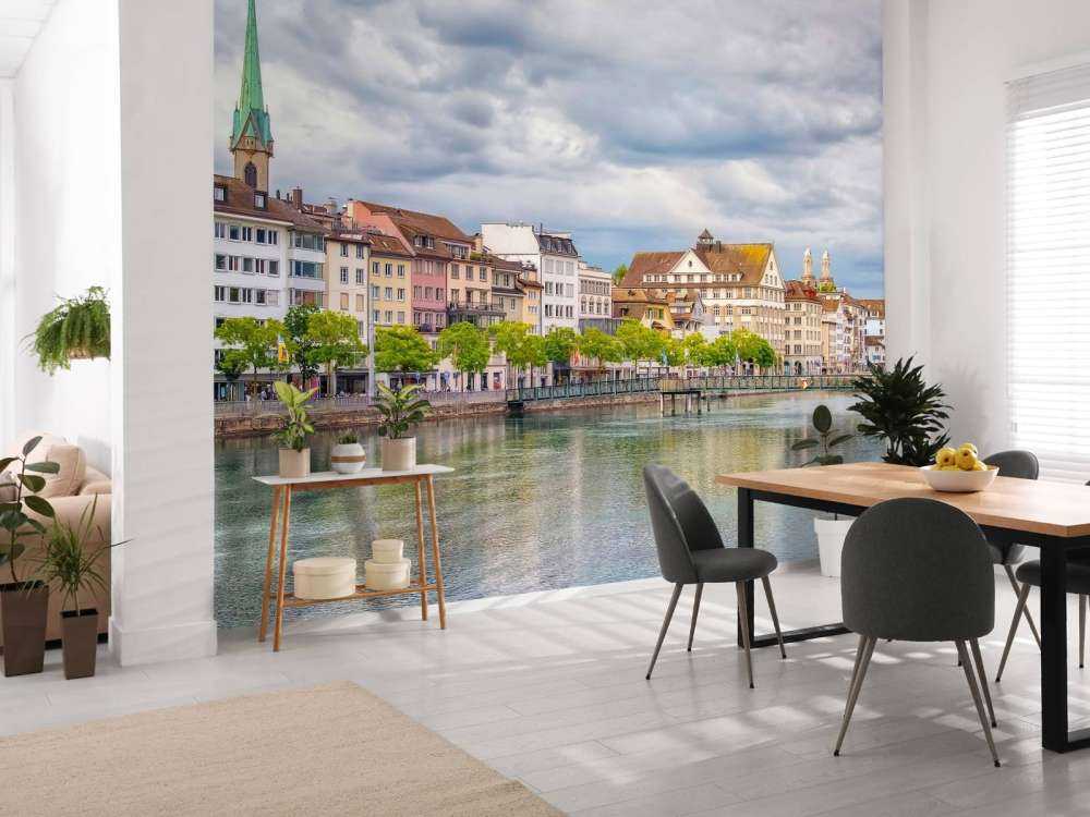 Kleurrijke gevels aan stadsrivier