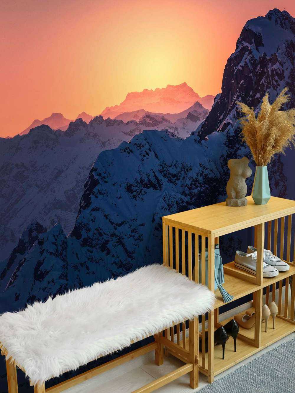 Besneeuwde bergtop bij vurige zonsopkomst