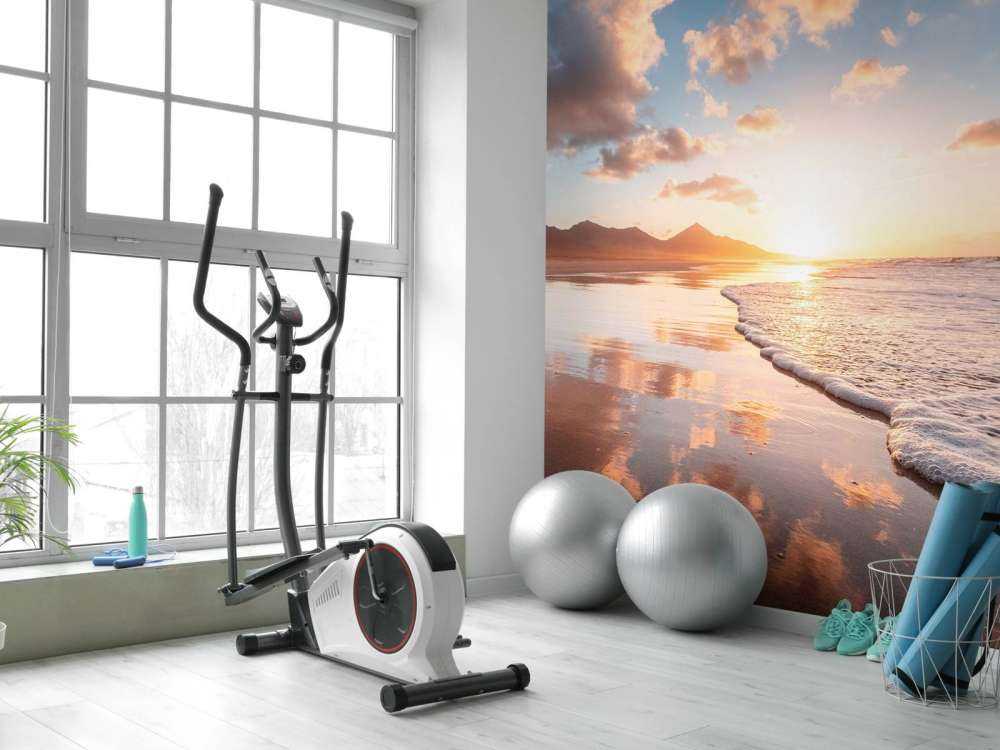 Gouden zonsondergang aan stille kust