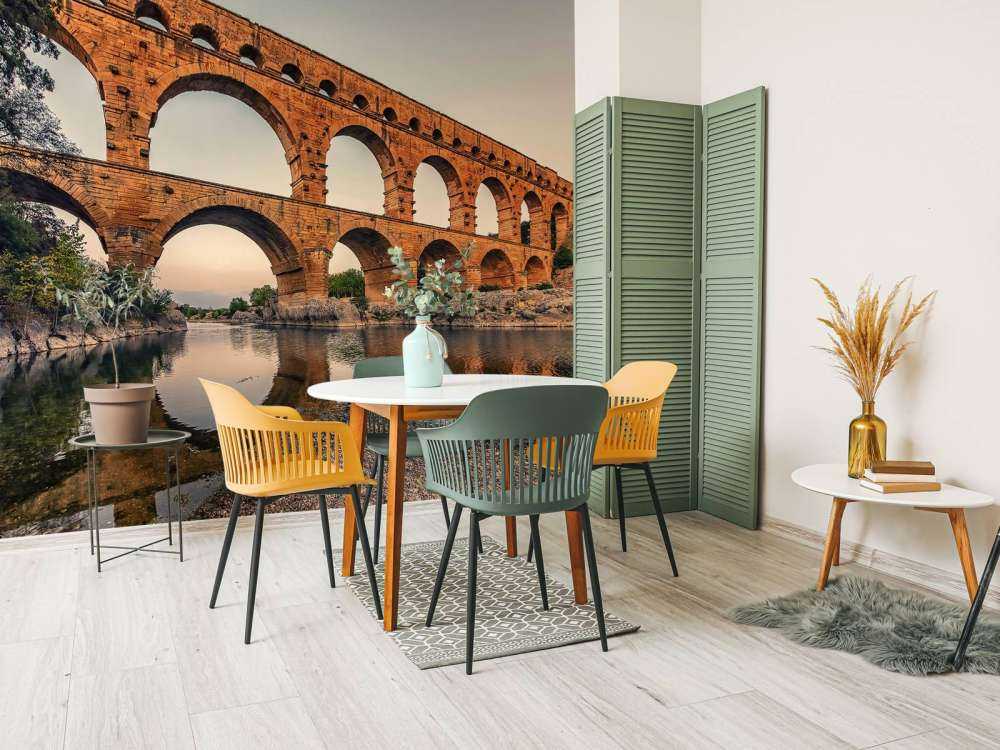 Stenen bogen boven stille rivier