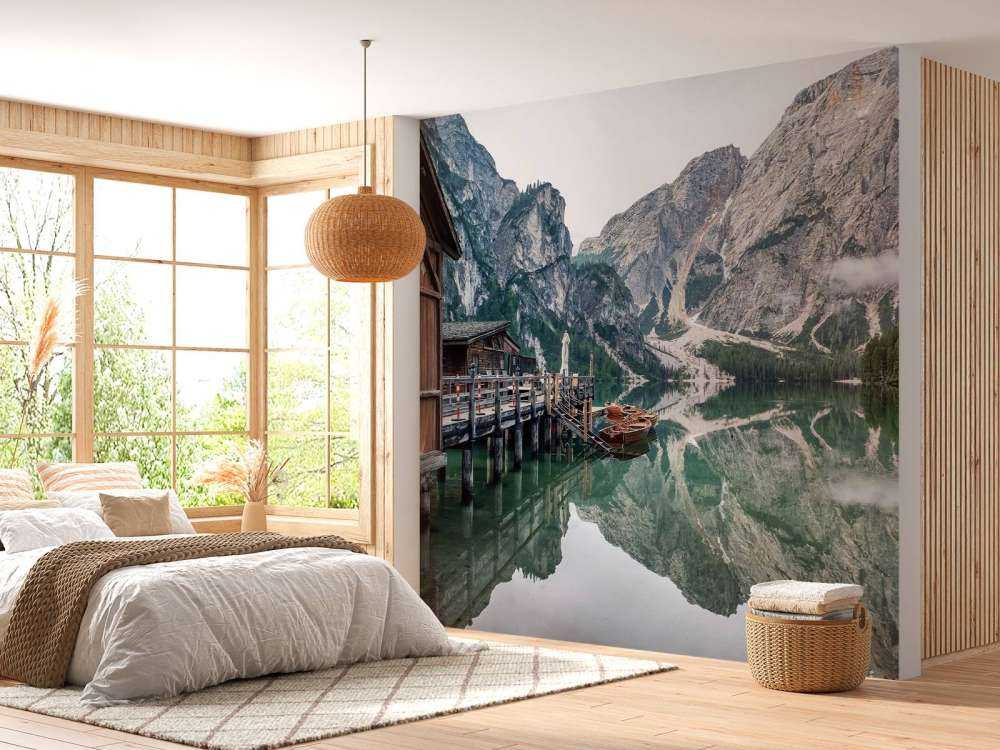 Bergmeer in stille ochtendmist