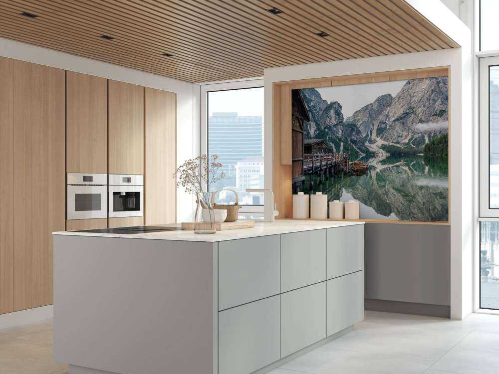 Bergmeer in stille ochtendmist